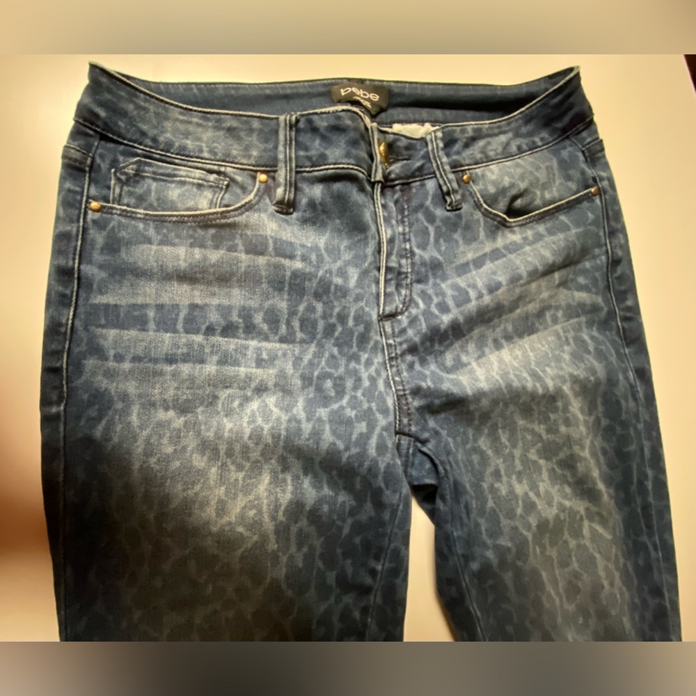 NEW! Women’s bebe Blue Leopard Print Zip Skinny Jeans